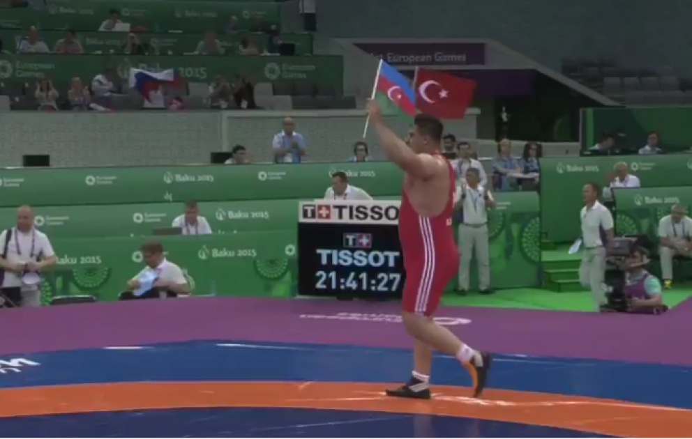 Qızıl medal qazanmış türk idmançısı meydana Azərbaycan və Türkiyə bayraqları ilə çıxdı