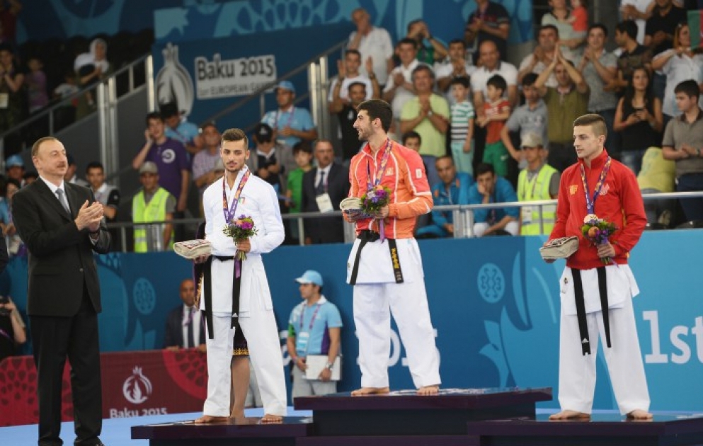 Aserbaidschans Präsident Ilham Aliyev hat dem Meister „von Baku-2015“ Firdovsi Farzaliyev die Goldmedaille überreicht