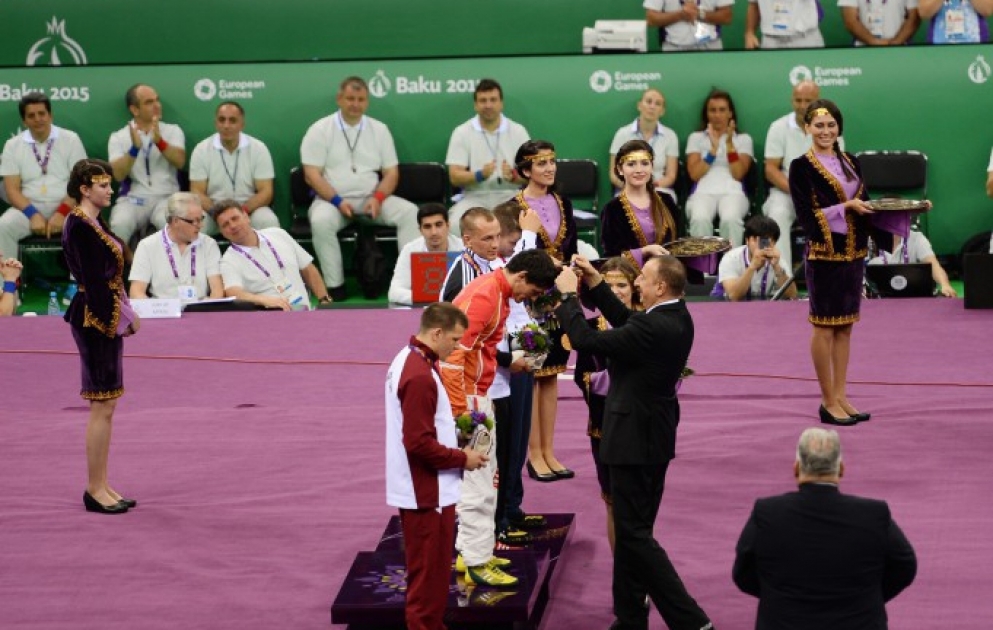Dritte Goldmedaille bei den Europaspielen gewinnt für die Gastgeber Rasul Chunayev Aserbaidschans Präsident Ilham Aliyev überreicht ihm die Goldmedaille