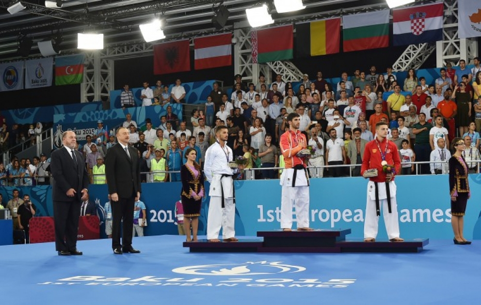 Le champion des premiers Jeux Européens Firdovsi Farzaliyev a reçu la médaille d’or des mains du président azerbaïdjanais Ilham Aliyev