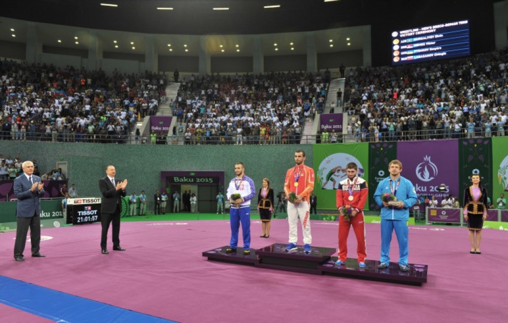 President Ilham Aliyev presented medals to the winning Greco-Roman wrestlers