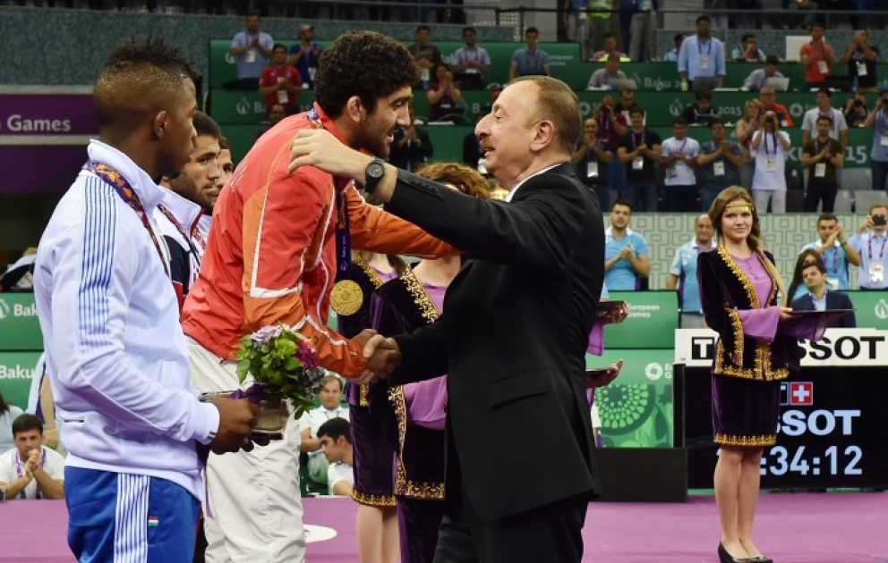Birinci Avropa Oyunlarının çempionu Toğrul Əsgərova qızıl medalı Azərbaycan Prezidenti İlham Əliyev təqdim edib