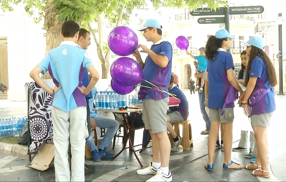Paytaxtın Nizami küçəsində “Bakı-2015”in könüllülərinin maraqlı aksiyası davam edir