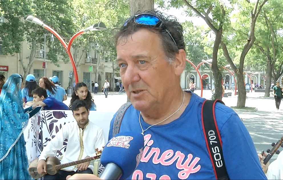 Niderlandlı turist “Bakı-2015”in könüllüləri haqqında kitab yazacaq