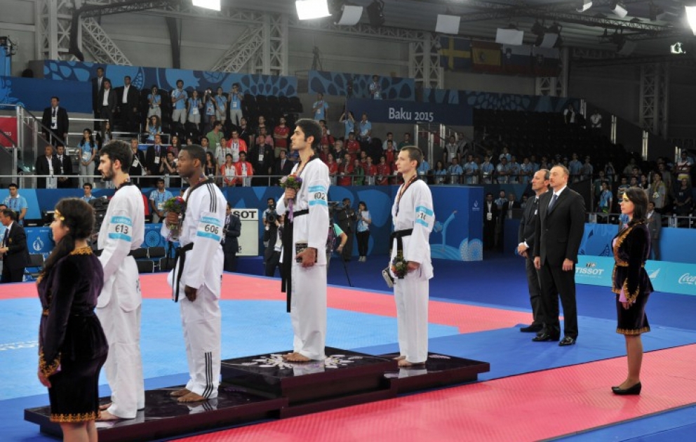 İlk Avropa Oyunlarında Azərbaycan 12-ci qızıl medalını qazandı. Prezident İlham Əliyev qızıl medalı qalib idmançıya təqdim etdi