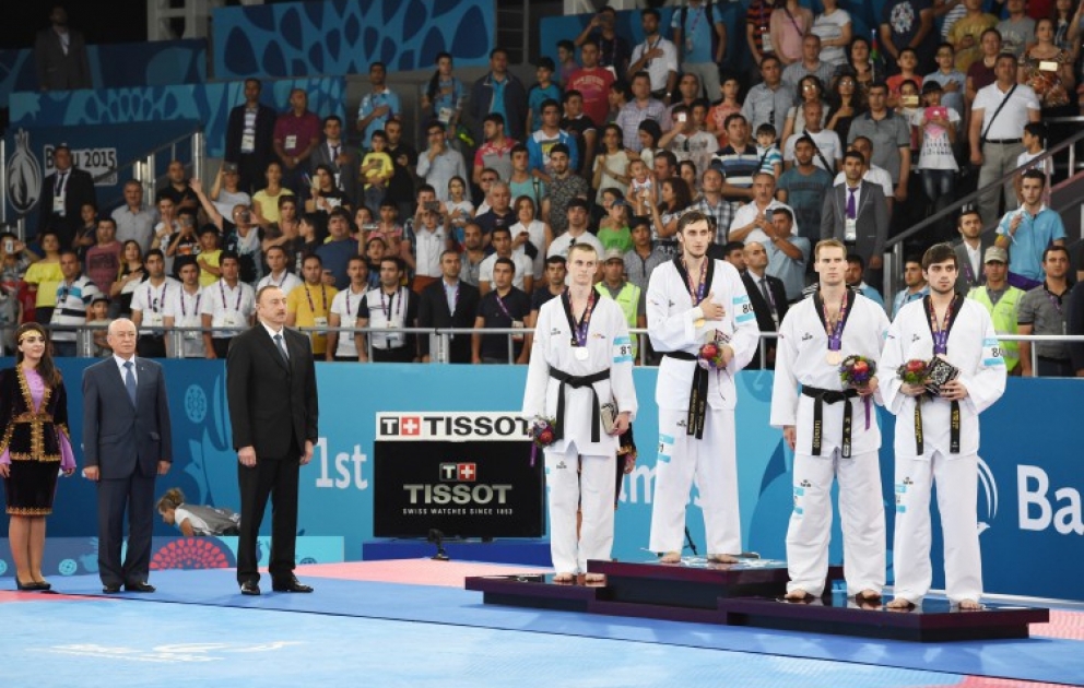Prezident İlham Əliyev Azərbaycanın aktivinə yazılan 13-cü qızıl medalı ilk Avropa Oyunlarının çempionu Radik İsayevə təqdim edib