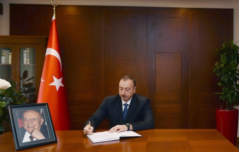 Le président azerbaïdjanais Ilham Aliyev se rend à l’ambassade de Turquie à Bakou afin de présenter ses condoléances pour le décès du IXe président turc Suleyman Demirel