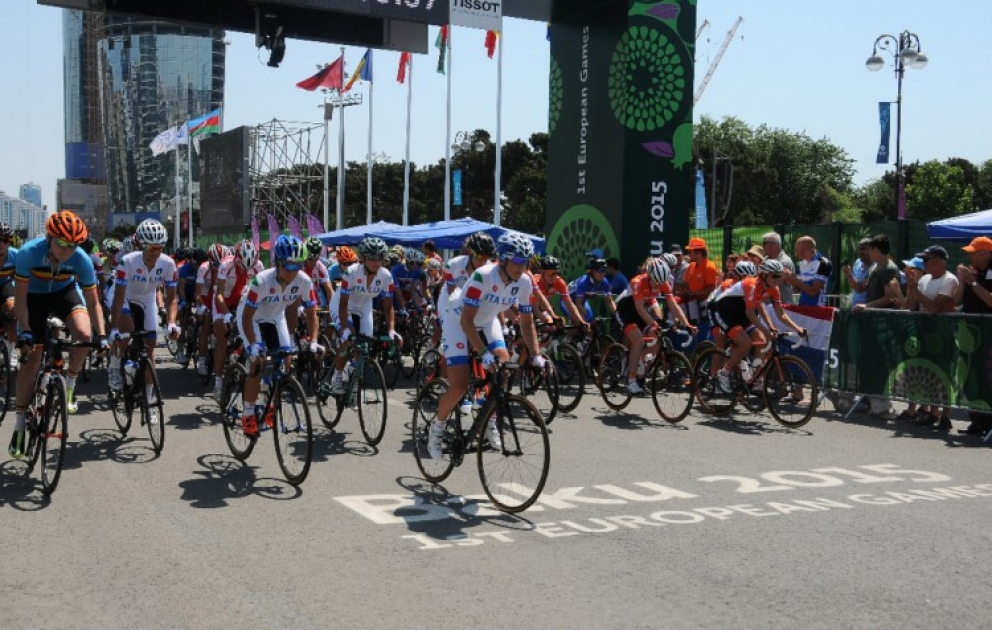 Qadınlar arasında velosiped yarışının şose növü üzrə mübarizə aparılır