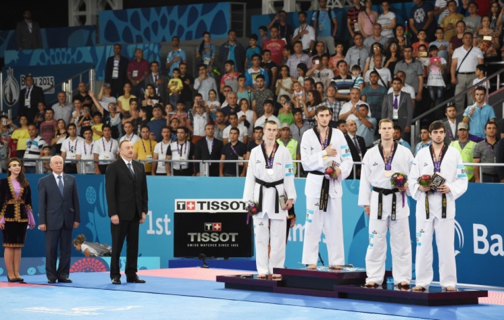 Aserbaidschans Präsident Ilham Aliyev präsentiert dem Sieger der Europaspiele Radik Isayev die Goldmedaille