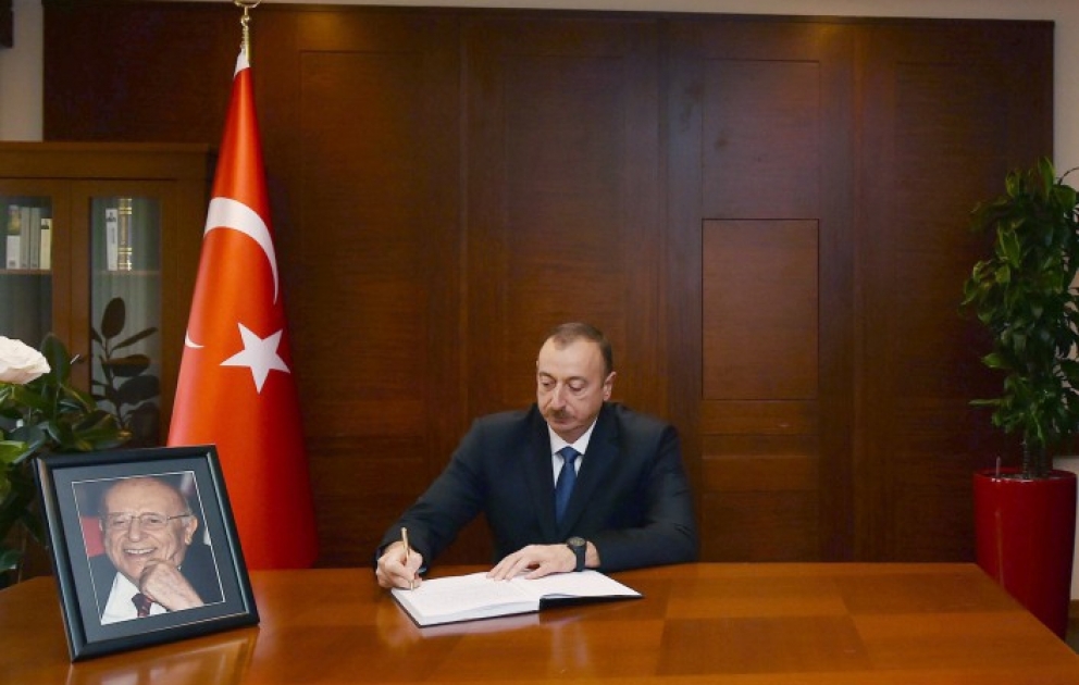 Aserbaidschans Präsident Ilham Aliyev hat Türkische Botschaft in Aserbaidschan besucht