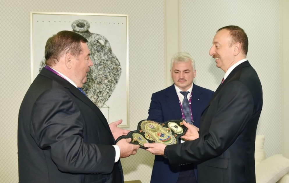 Azərbaycan Prezidenti İlham Əliyevə Beynəlxalq Sambo Federasiyası İcraiyyə Komitəsinin qərarı ilə Sambonun Çempion kəməri təqdim edilib