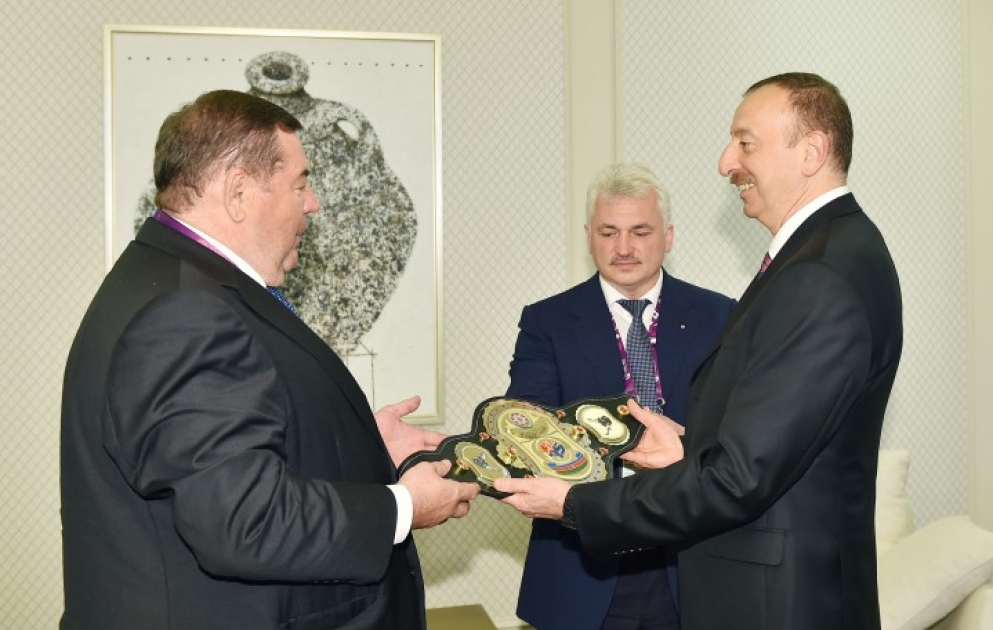 Auf Beschluss des Exekutivkomitees der Internationalen Sambo-Föderation wurde dem aserbaidschanischen Präsidenten Ilham Aliyev der Meistergürtel im Sambo präsentiert