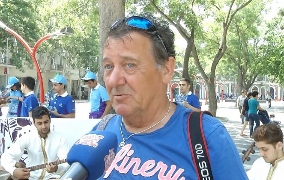 Niederländischer Tourist will ein Buch über Volontäre von „Baku-2015“ schreiben