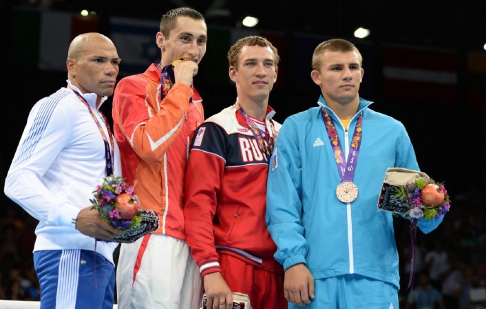 Boksçu Teymur Məmmədova medalı  Prezident İlham Əliyev təqdim edib