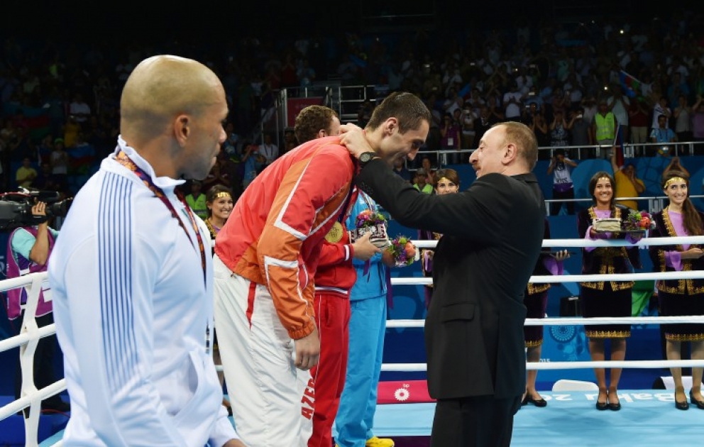 Azərbaycanın aktivinə on beşinci qızıl medalı boksçu Teymur Məmmədov yazıb
Qalib idmançıya mükafatı Prezident İlham Əliyev təqdim edib