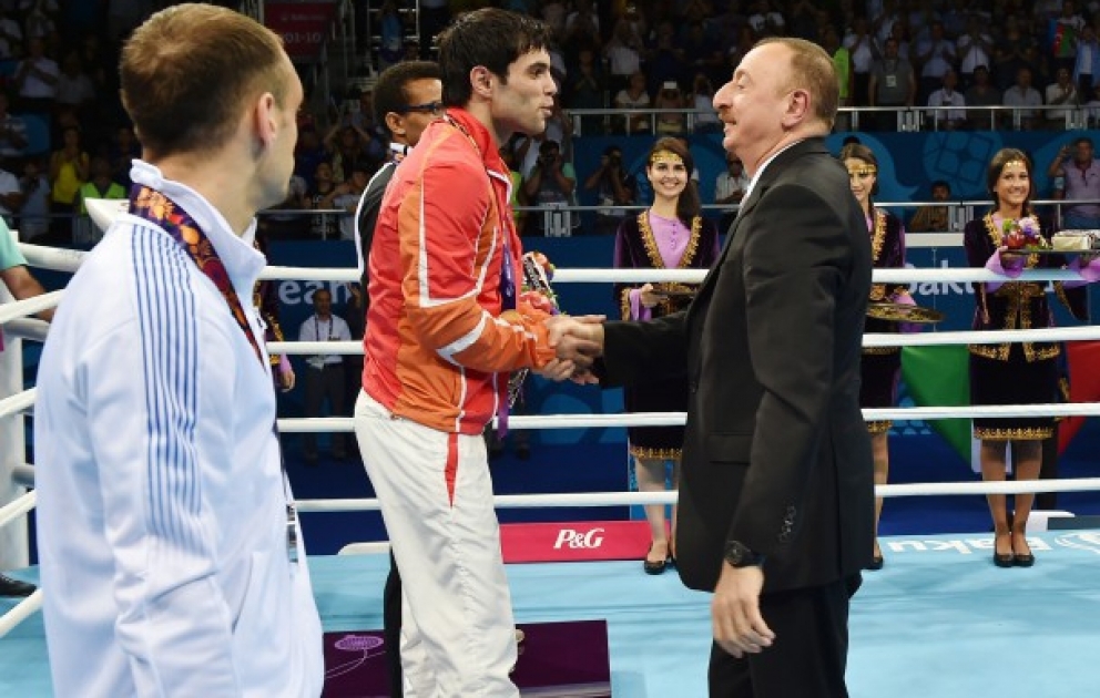 Encore deux médailles d’or pour l’Azerbaïdjan viennent des boxeurs azerbaïdjanais
Les athlètes montés sur le podium ont reçu les médailles des mains du président azerbaïdjanais Ilham Aliyev