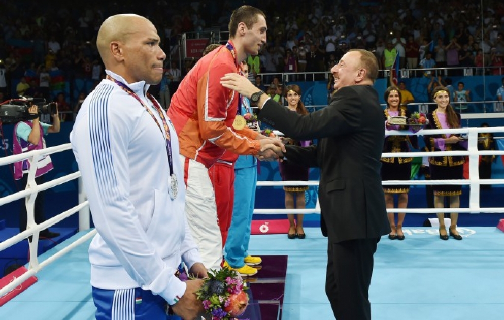 Le champion a reçu la médaille des mains du président azerbaïdjanais Ilham Aliyev