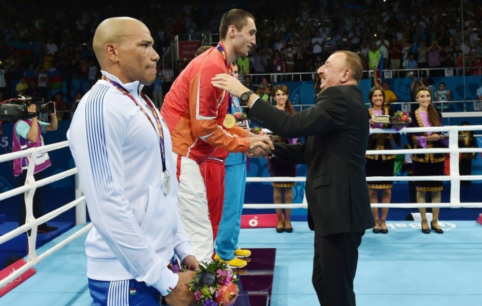 Aserbaidschans Präsident Ilham Aliyev präsentiert dem Sieger der Europaspiele Teymur Mammadov die Medaille