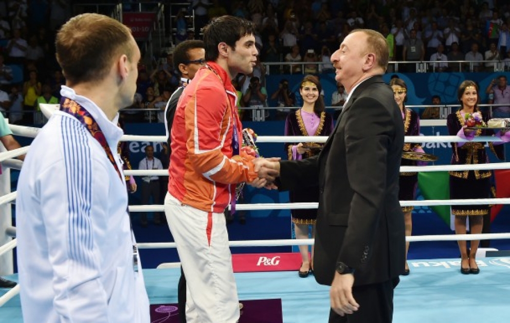 Aserbaidschan freut sich über weitere zwei Goldmedaillen bei Europaspiele in Baku Präsident Ilham Aliyev präsentiert den Siegern die Medaillen