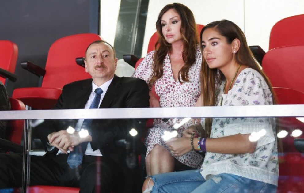 Aserbaidschans Präsident Ilham Aliyev verfolgte das Halbfinale der aserbaidschanischen und türkischen Volleybal-Frauen