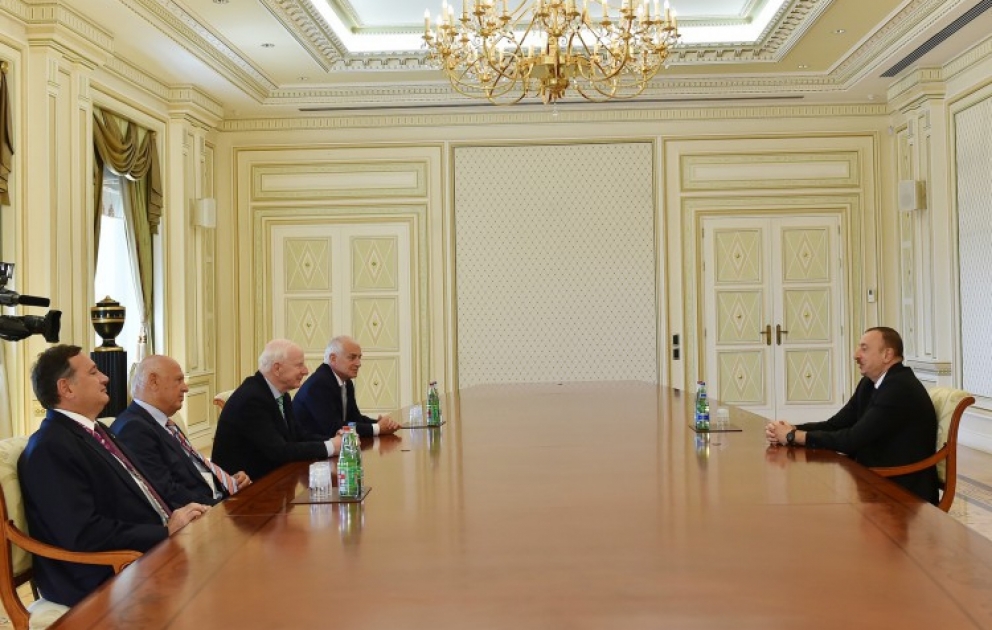 Le président azerbaïdjanais Ilham Aliyev s'entretient avec une délégation conduite par le président des Comités olympiques européens