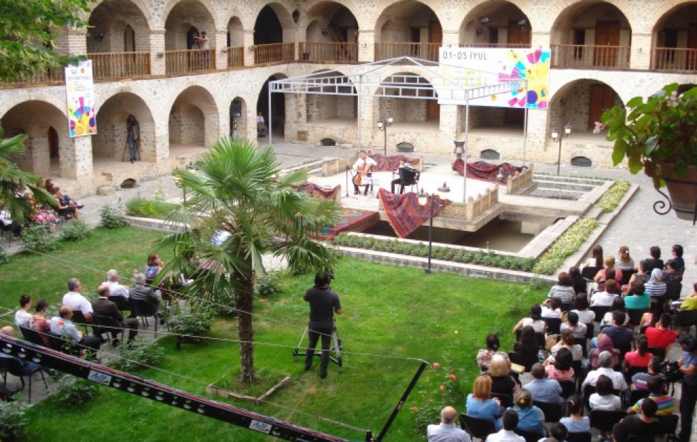 Şəki “İpək Yolu” musiqi festivalında Polşa instrumental duetinin çıxışı maraqla qarşılanıb
