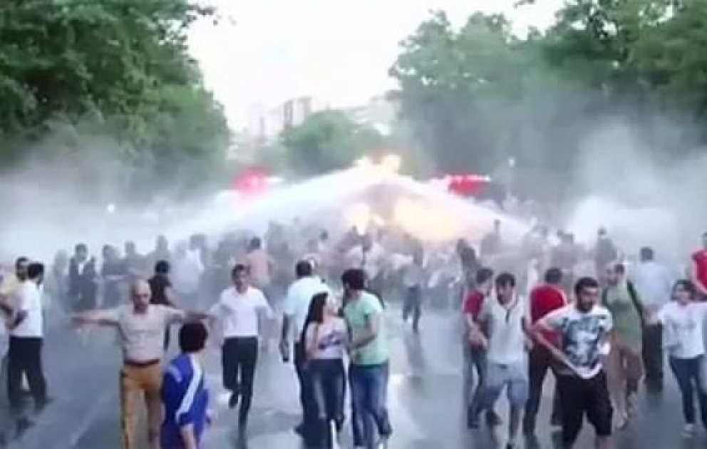 Участники акции протеста в Ереване меняют стратегию действий