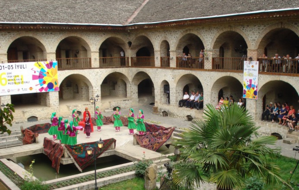 Azərbaycanda yaşayan azsaylı xalqların folklor kollektivləri konsert proqramı ilə çıxış edib