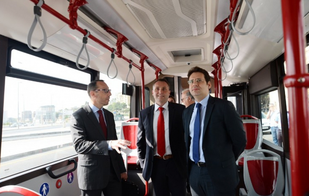 Le secrétaire d'Etat français s'est intéressé aux bus de la SRL Bakubus