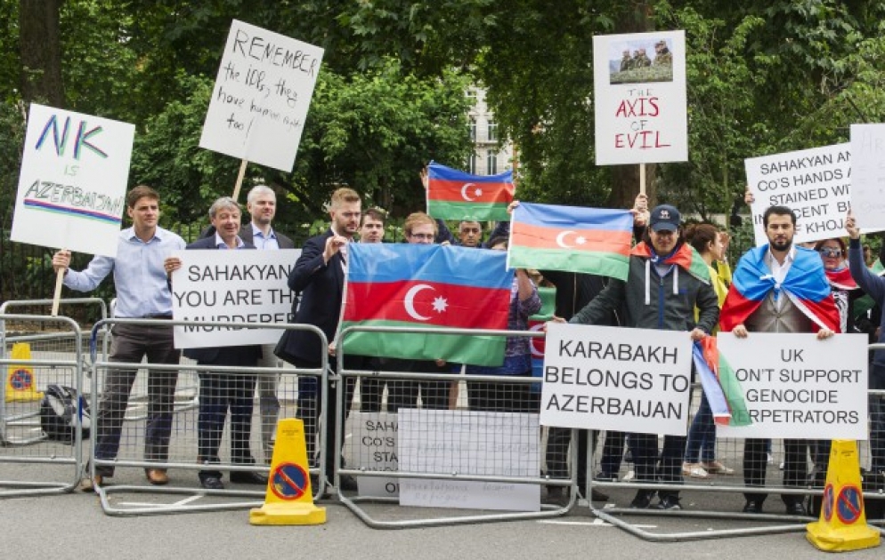Qondarma separatçı rejimin “başçısı”nın Londona səfəri ilə əlaqədar bu şəhərdə etiraz aksiyası keçirilib