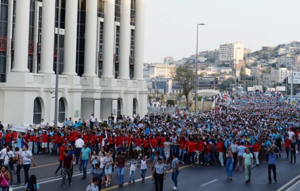 Baku-2015: Parade aserbaidschanischer Sportler und Volontäre