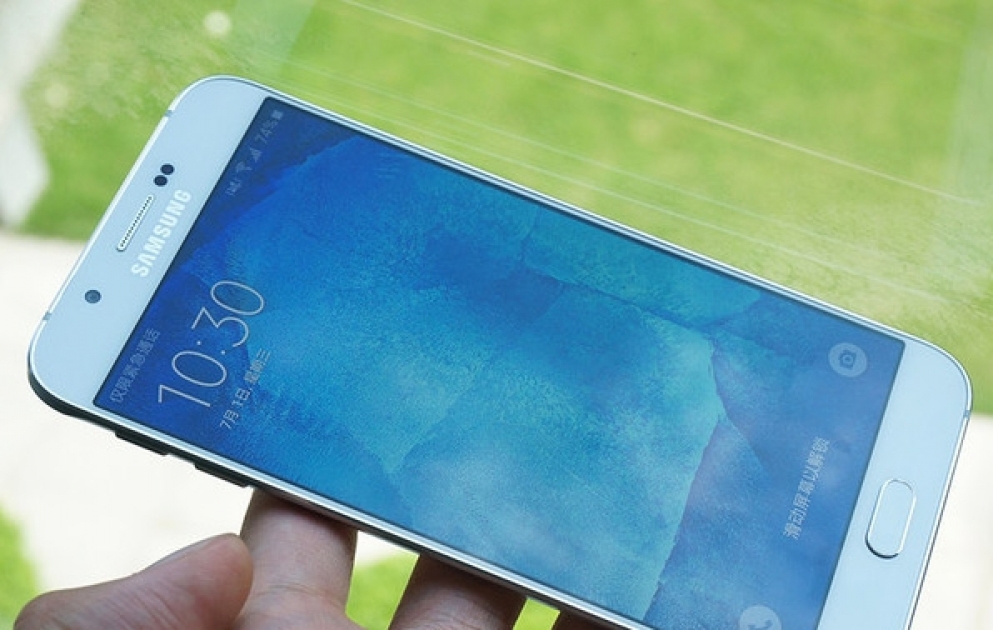 "Samsung"un ən nazik smartfonu “Galaxy A8” təqdim olunub