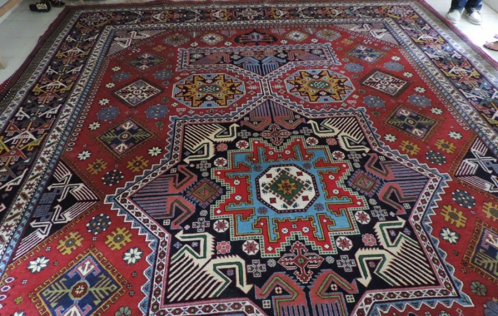 İncə və zərif naxışlı Azərbaycan xalçaları turistlərin diqqətini çəkir