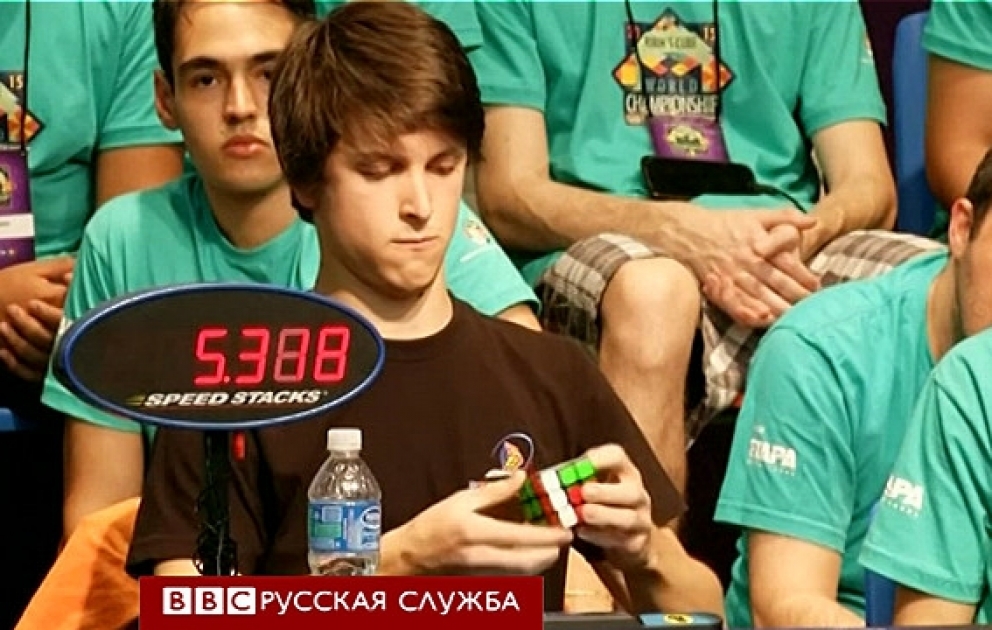 Чемпион мира собирает кубик Рубик