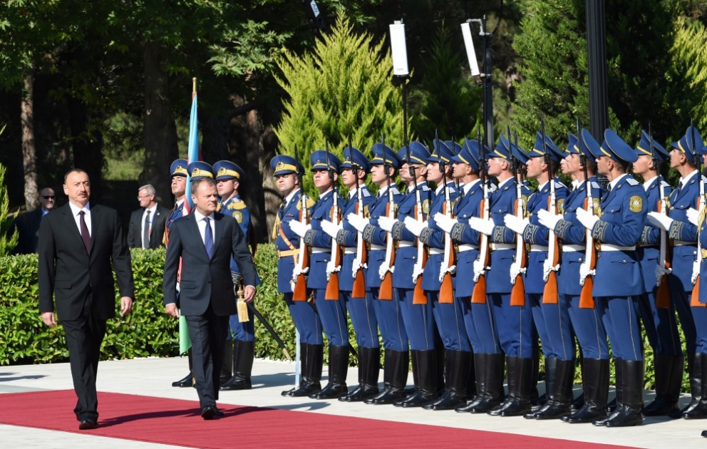 La cérémonie d'accueil officiel de M. Donald Tusk, le président du Conseil européen