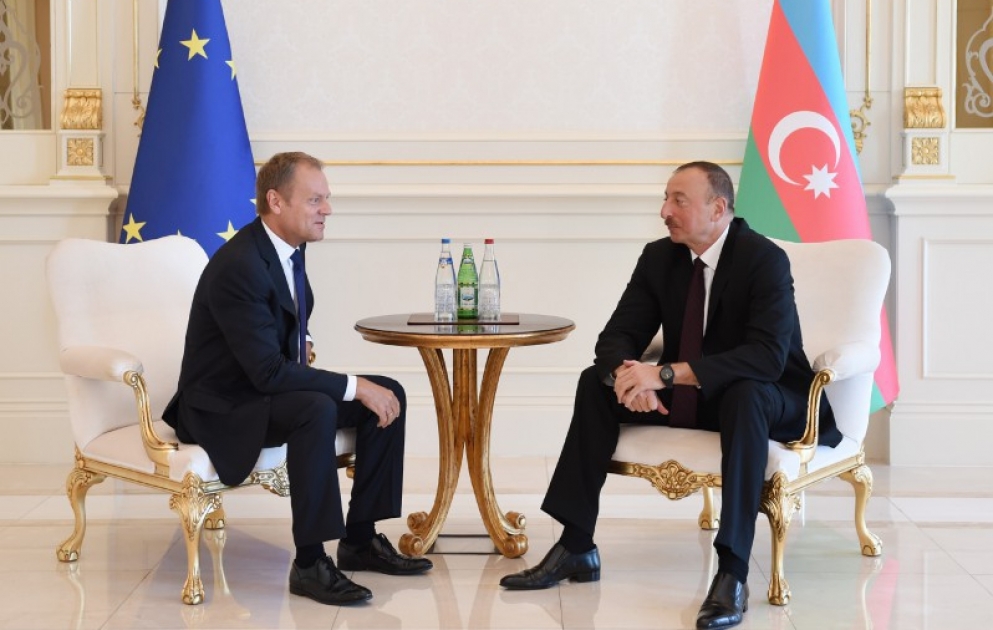Treffen des Präsidenten von Aserbaidschan Ilham Aliyev und Präsidenten des Rates der Europäischen Union Donald Tusk unter vier Augen