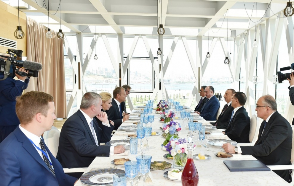 Le président azerbaïdjanais Ilham Aliyev a offert un repas officiel en l'honneur du président  du Conseil européen