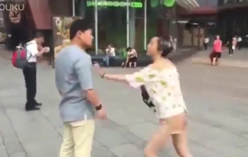 Chinesische Jungen, die im Internet einander kennen lernten, zankten sich miteinander beim ersten Treffen