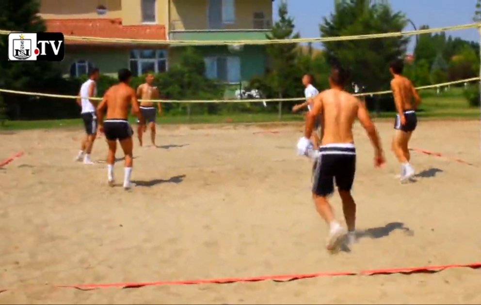 Le Neftchi au tournoi de tennis-ballon