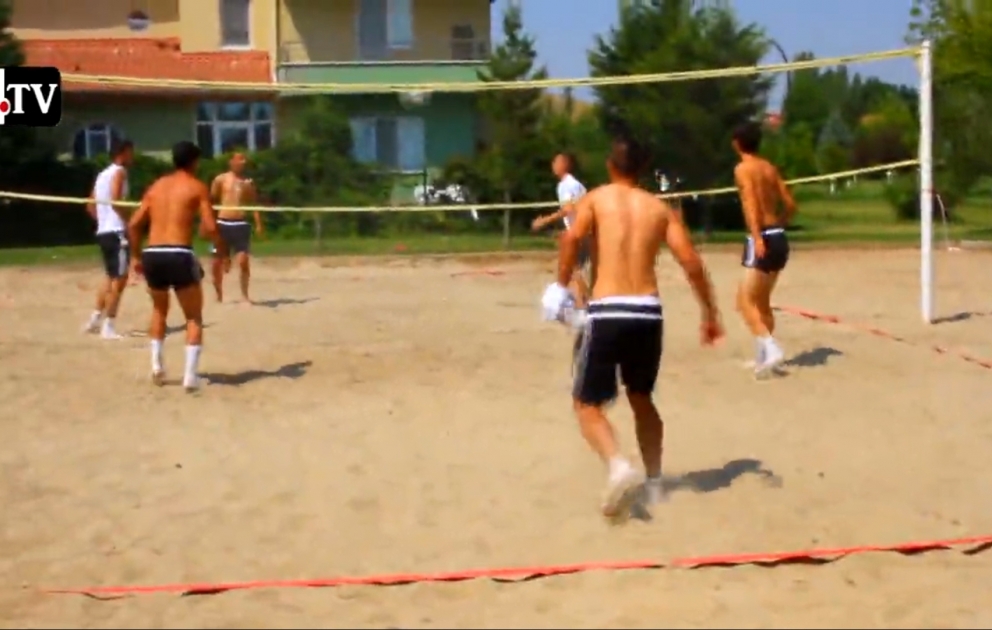 Neftschi im „Tennisballwettbewerb“
