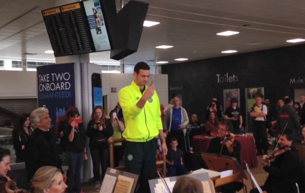 Un joueur du club Celtic a dirigé un orchestre pour une œuvre à l'aéroport de Glasgow avant son départ pour Bakou