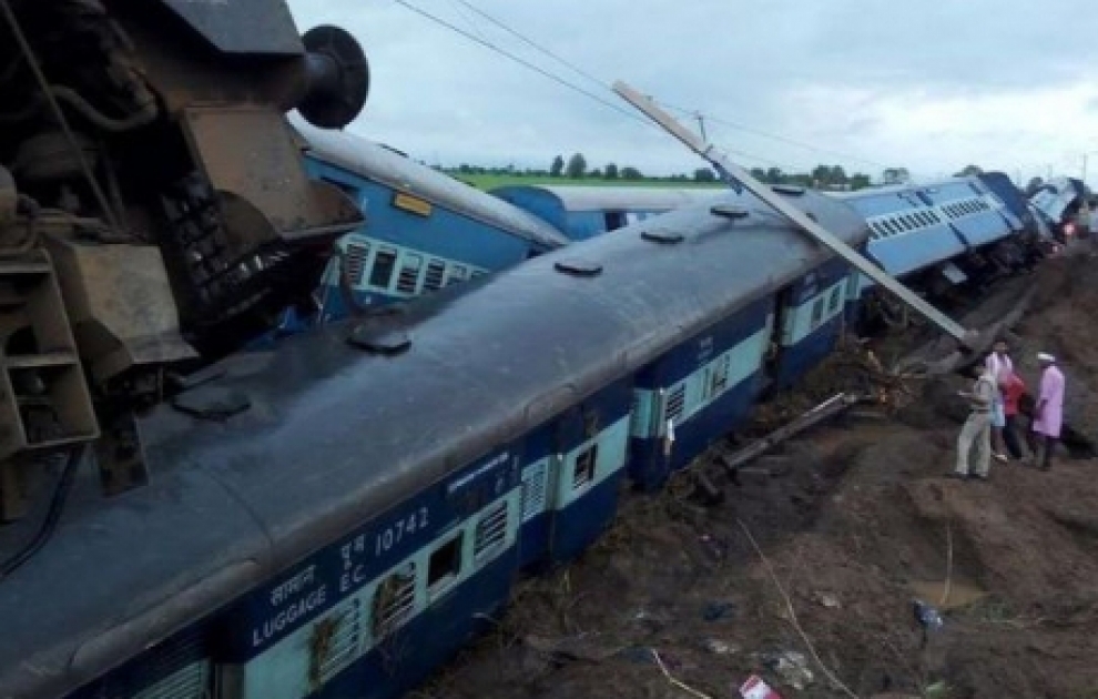 At least 24 killed, 300 survive after trains derail in India