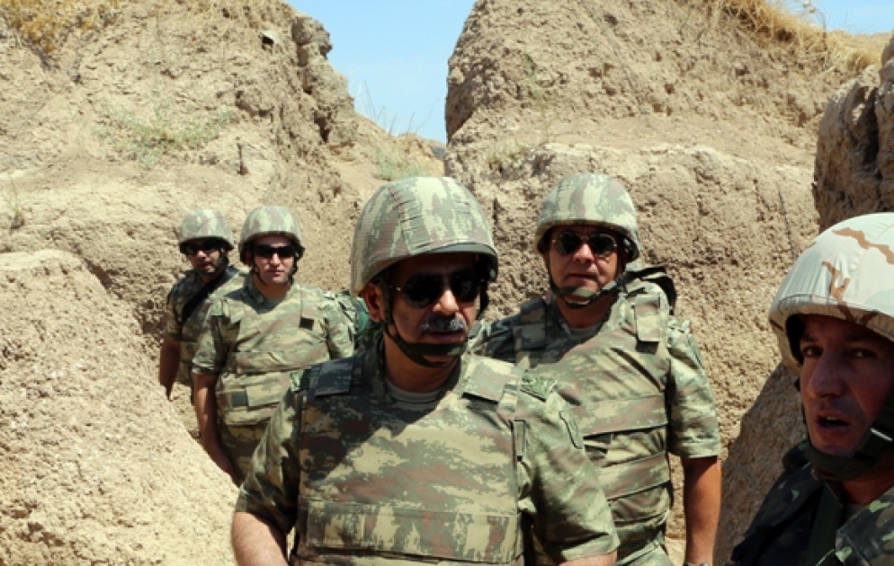 Müdafiə naziri cəbhə bölgəsində