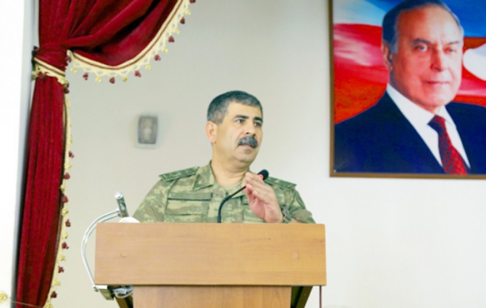 Cəbhə bölgəsindəki hərbi hissələrin döyüş hazırlığını yoxlayan müdafiə naziri zabit heyətləri ilə toplantılar keçirib