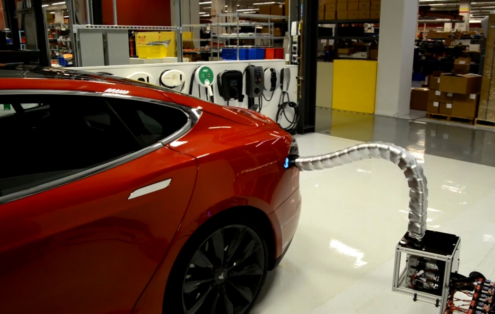 Змея-заправщик от Tesla