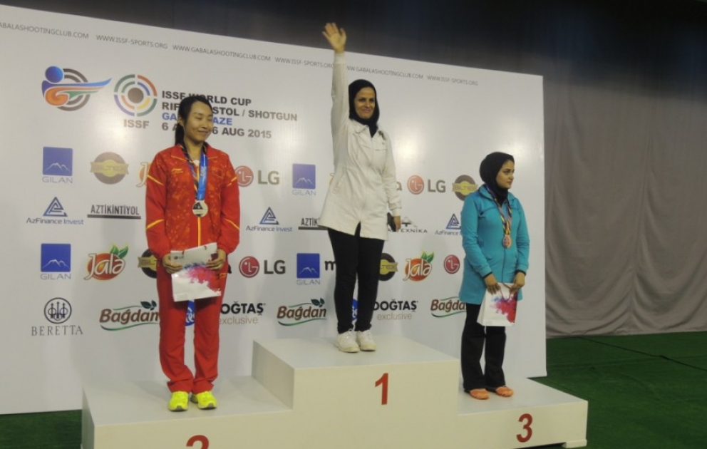 L'équipe féminine iranienne de tir décroche les médailles d'or et de bonze à la Coupe du monde à Gabala