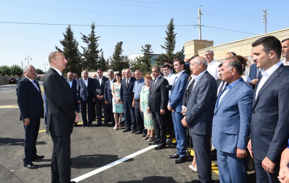 Aserbaidschans Präsident Ilham Aliyev nimmt an der Eröffnung der Autostraße Alar-Tezekend-Ütschtepe-Aligasimli-Jafarkhanli teil