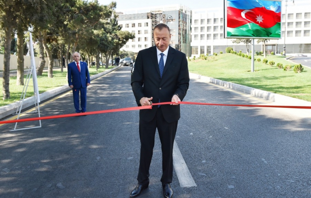 Prezident İlham Əliyev Bakının Pişəvəri, Cavadxan, Hüseyn Seyidzadə küçələrində aparılan abadlıq və yenidənqurma işlərindən sonrakı vəziyyətlə tanış olub