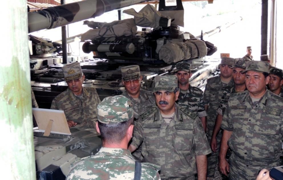 Müdafiə naziri qoşunların döyüş hazırlığını yoxlayıb