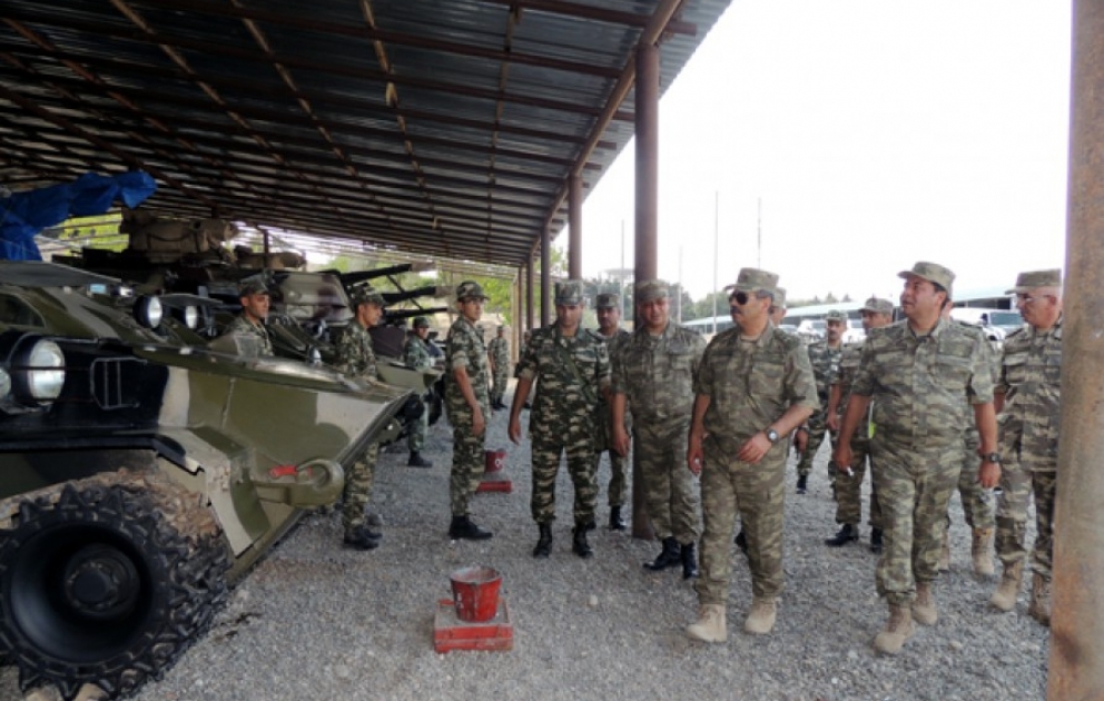 Le ministre azerbaïdjanais de la Défense examine le niveau de la préparation au combat des armées
